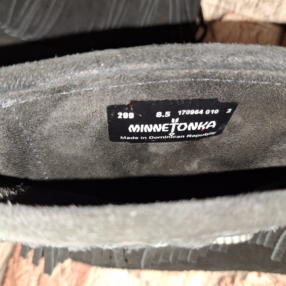 Minnetonka | High Top Back-Zip Black Fringe Moccasin Boots - Missing Insoles - Picture 14 of 16